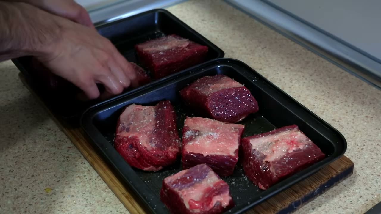 La ternera troceada en la bandeja