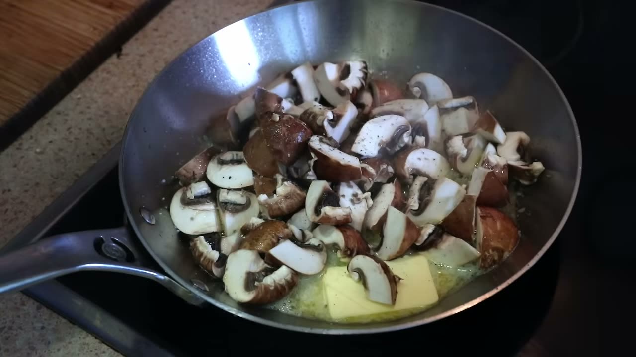 Champiñones salteándose en mantequilla