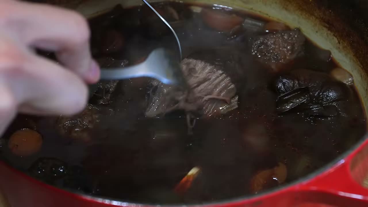 La carne deshilachándose con la cuchara