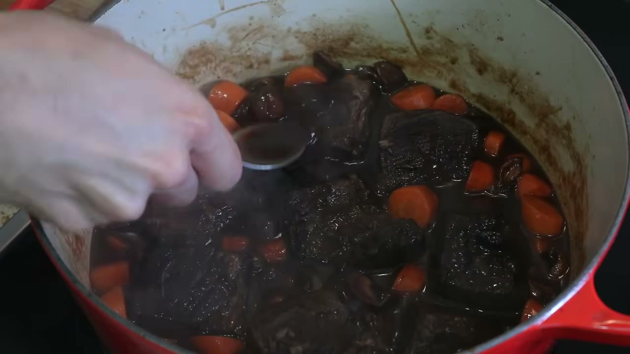 Echando salsa sobre la carne