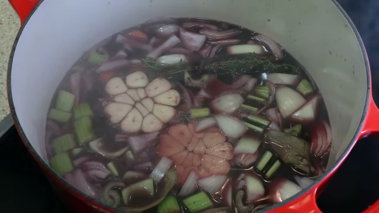 El vino con los aromáticos en la cacerola