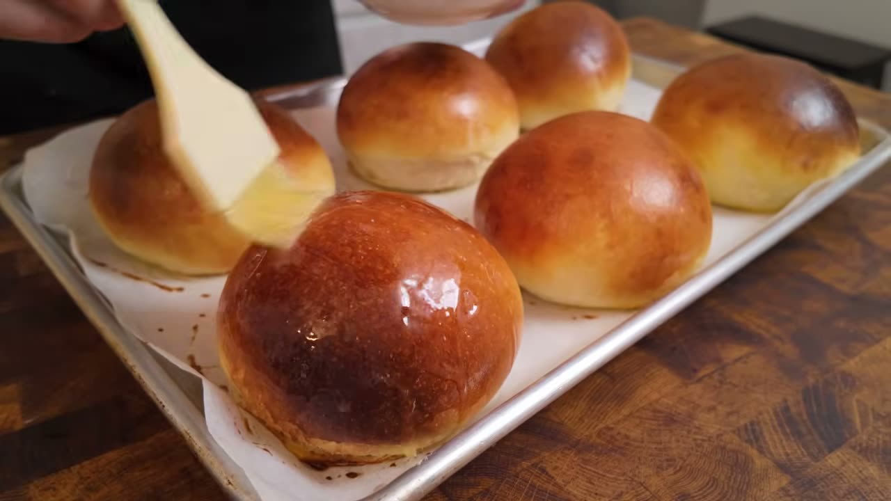 Barnizando los panecillos con mantequilla