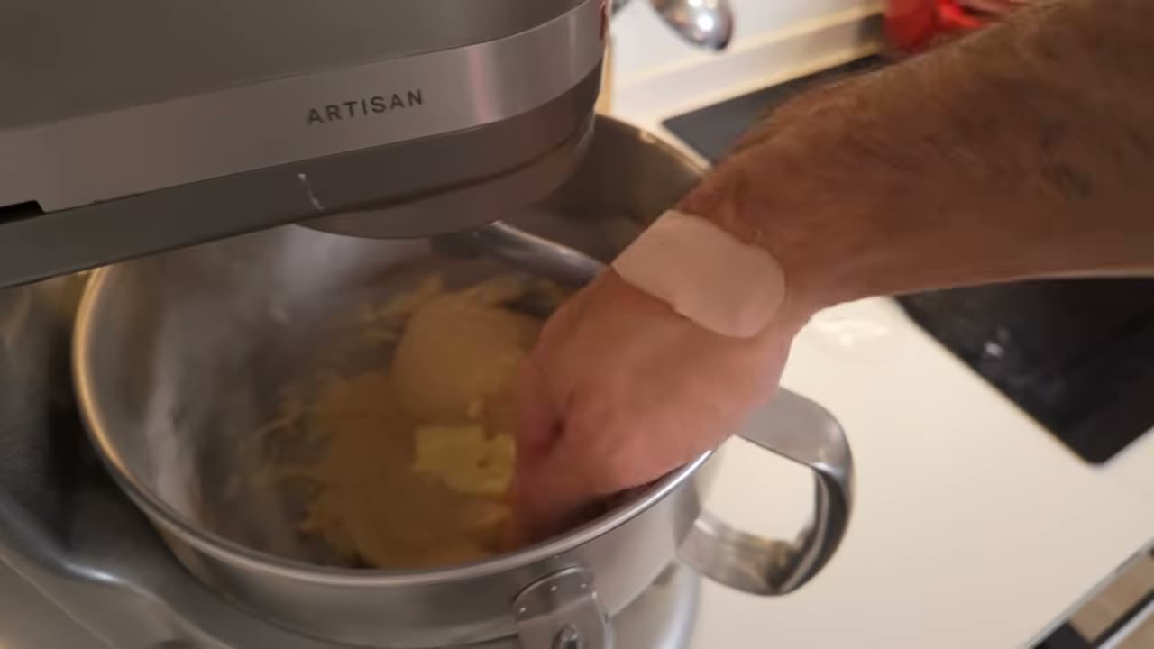 Mantequilla entrando en la amasadora