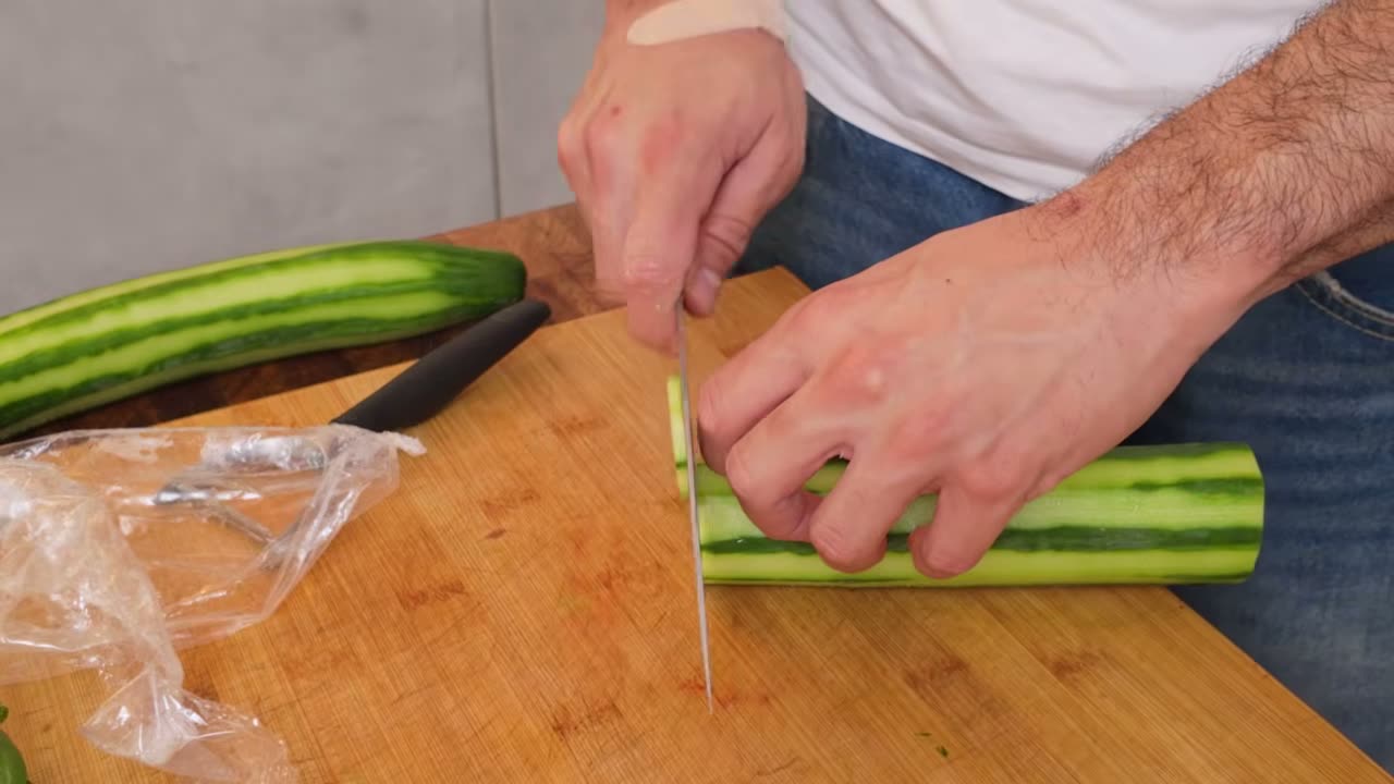 Cortando el pepino fino
