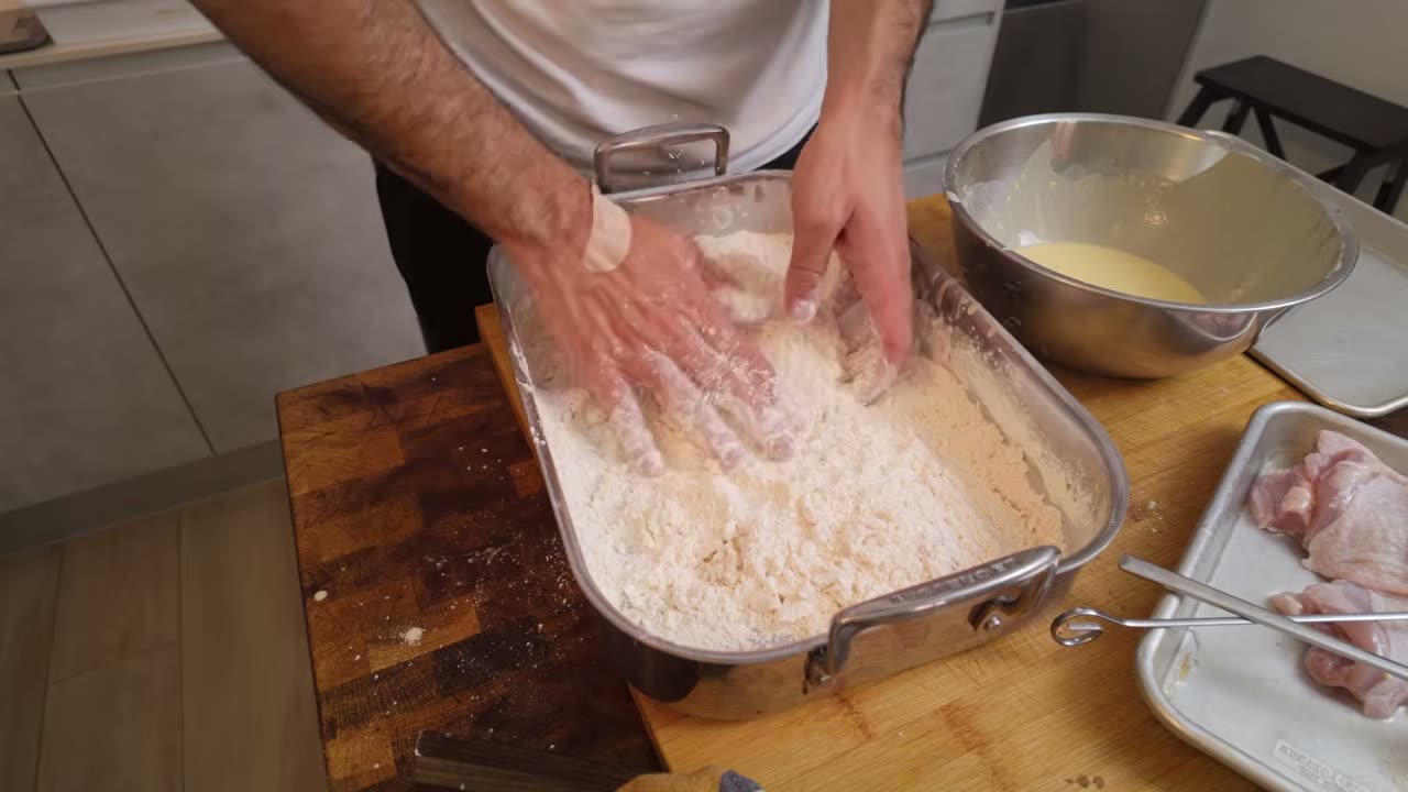 Presionando el rebozado sobre el pollo