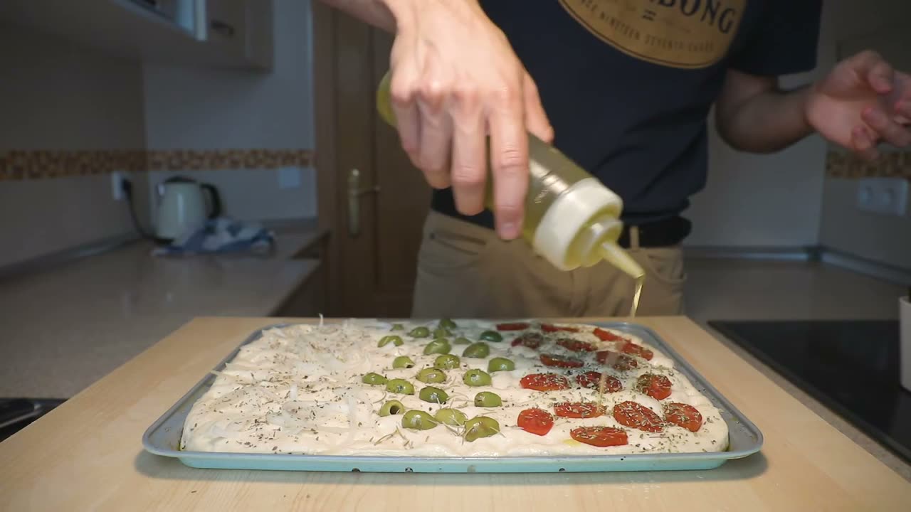 Echando aceite sobre la focaccia
