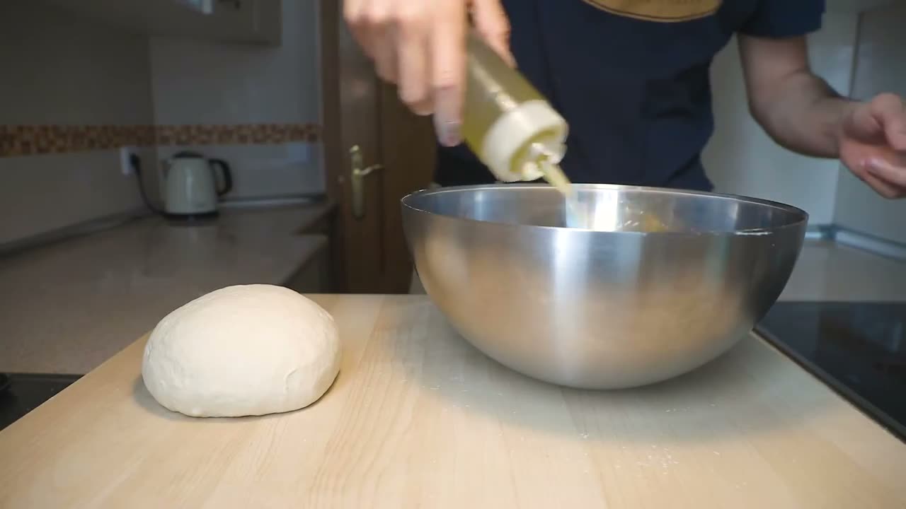 La masa en bola junto al bol