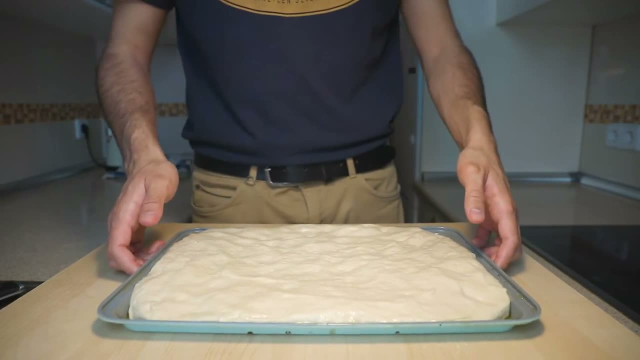 La masa extendida en la bandeja