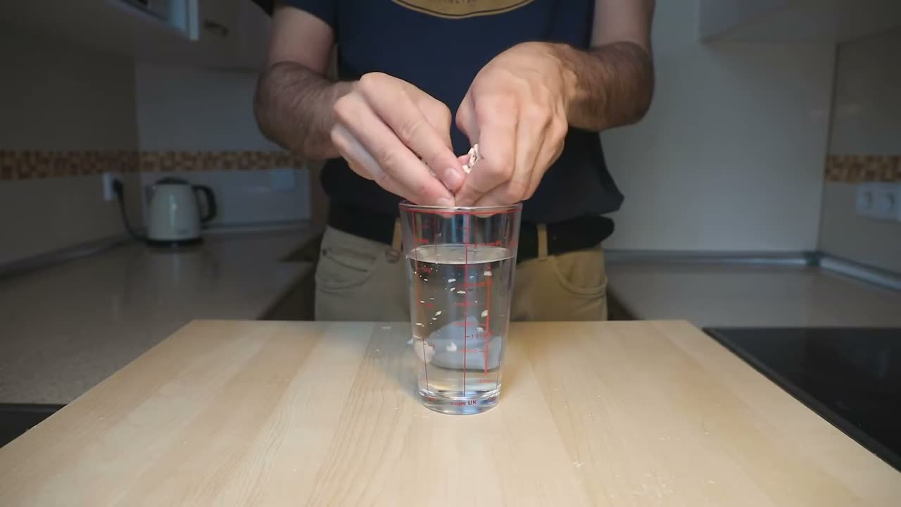 Disolviendo la levadura en el agua