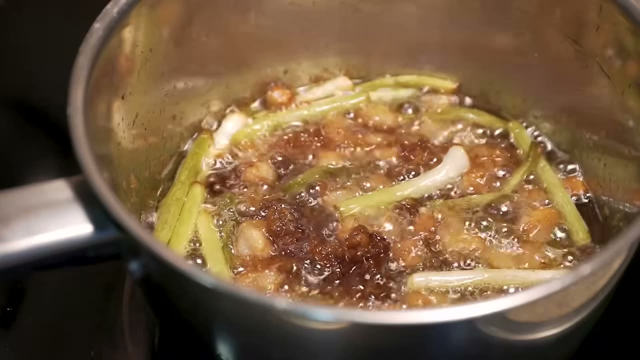 El aceite con los ajetes tostándose