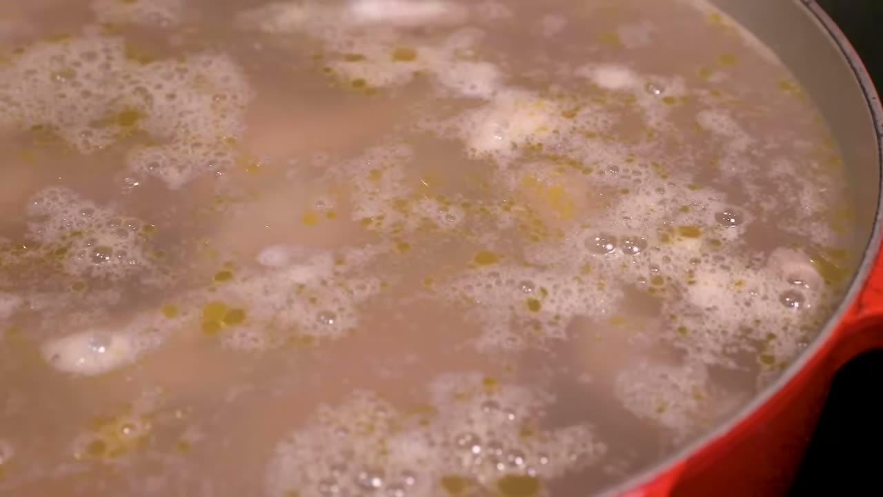 La espuma en la superficie del caldo