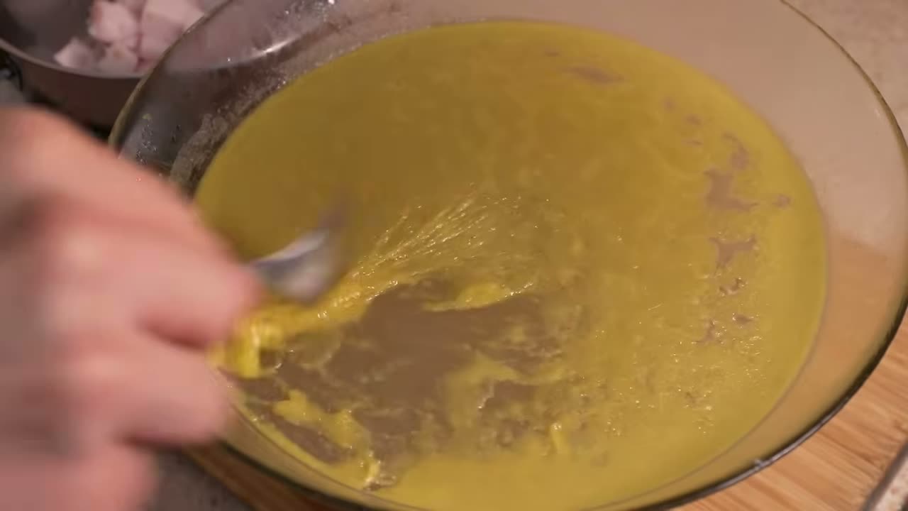 La grasa sobre el caldo gelatinoso