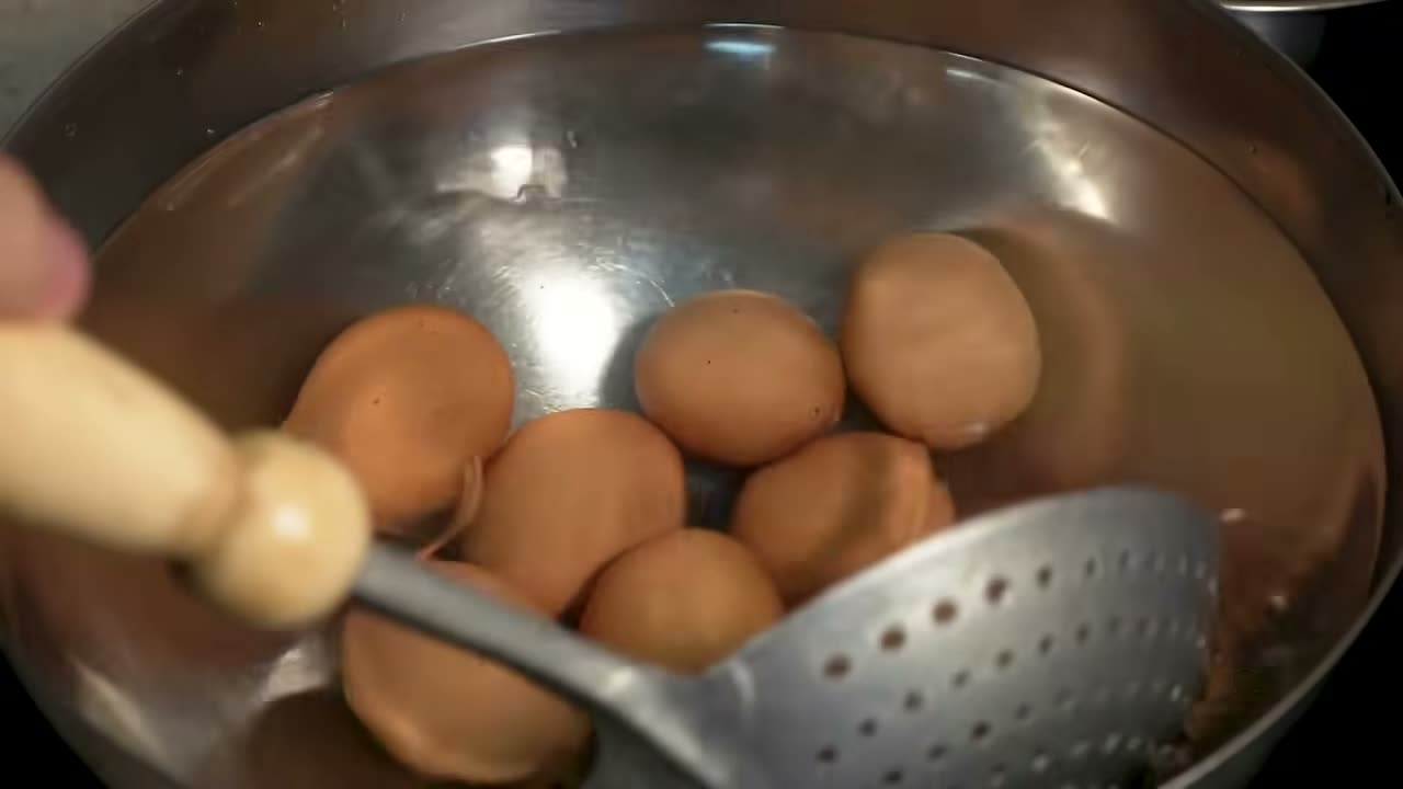 Los huevos saliendo del agua