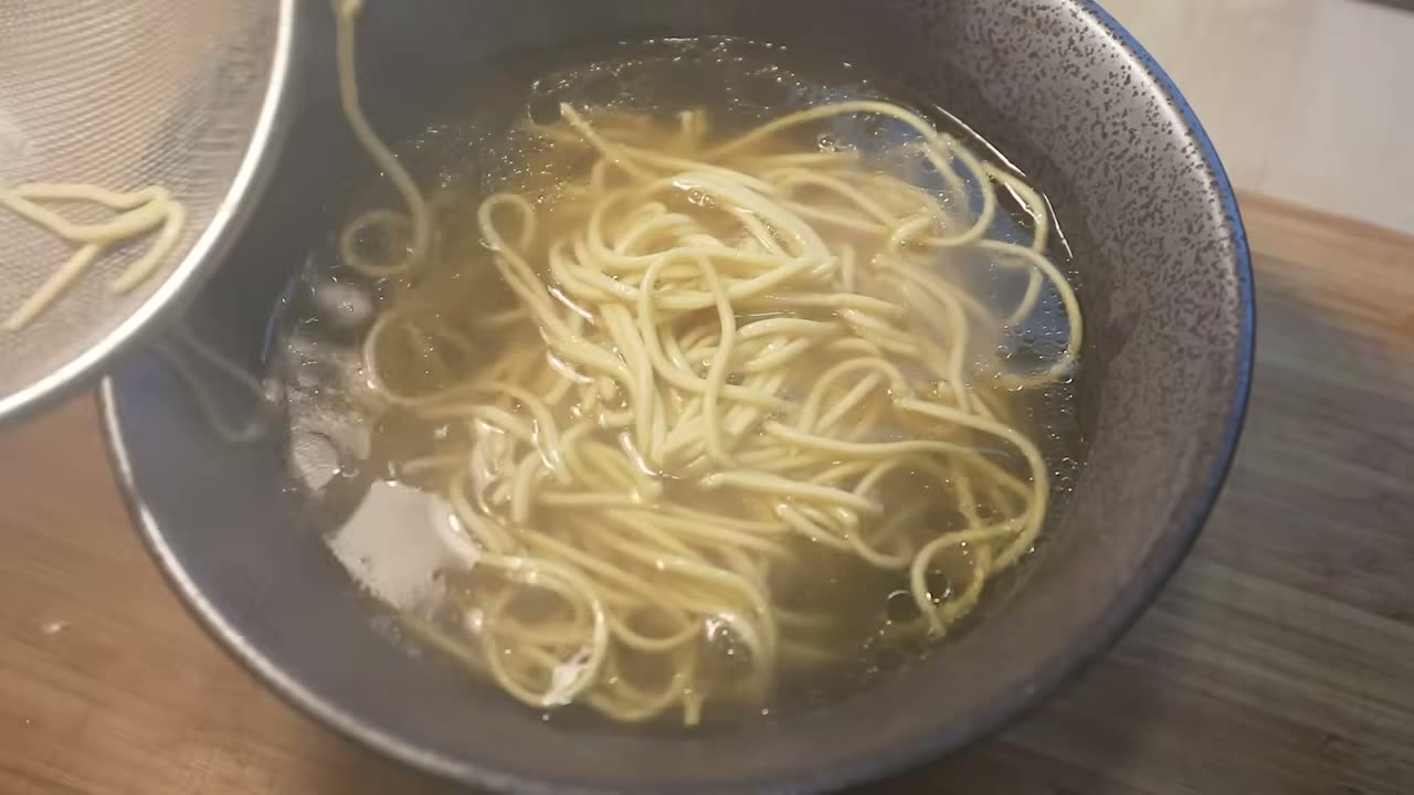 Los noodles entrando en el caldo