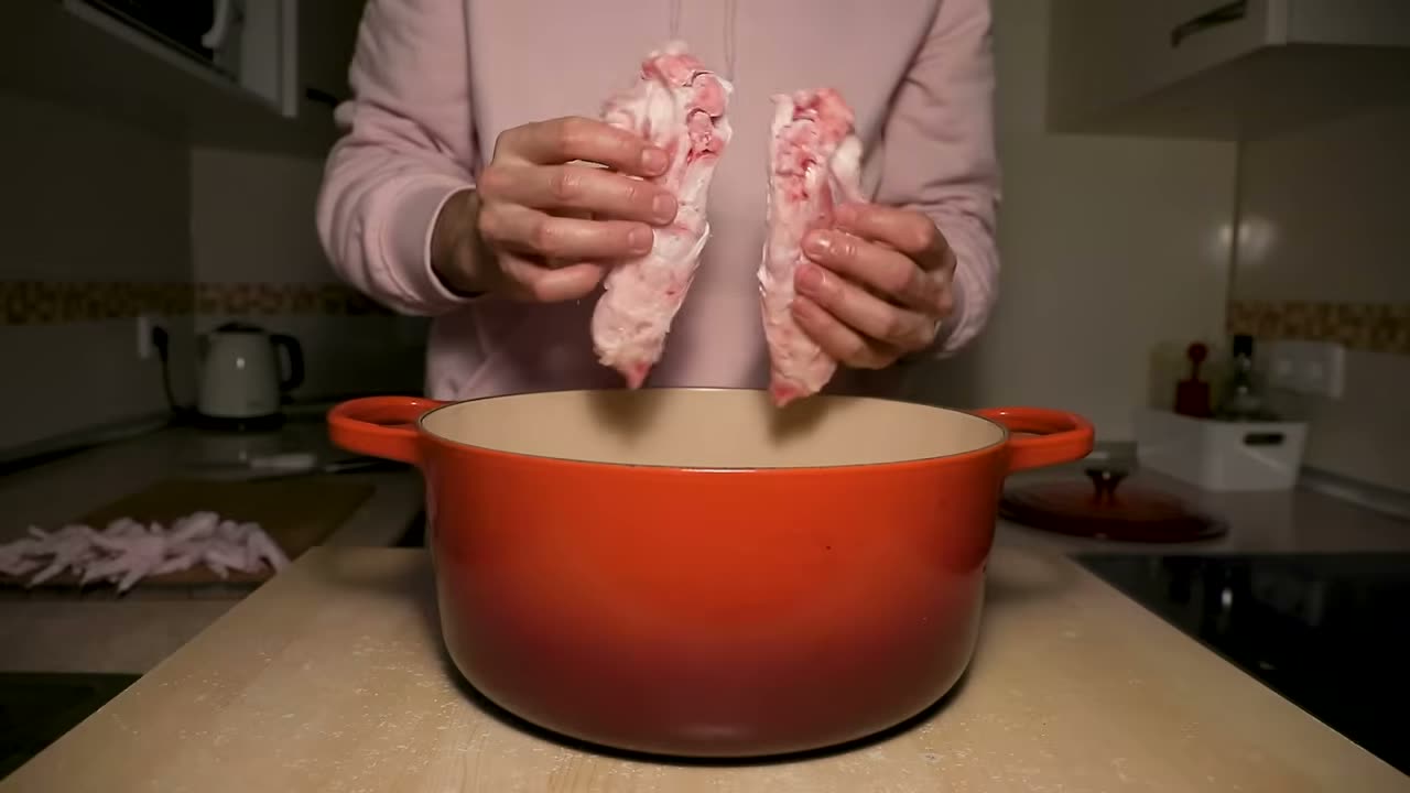 Las patas de pollo entrando en la cacerola