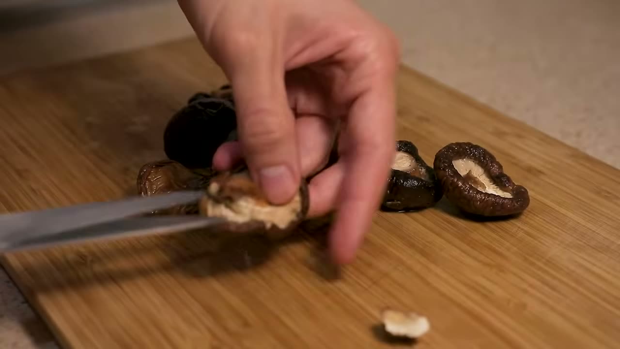 Cortando las shiitake