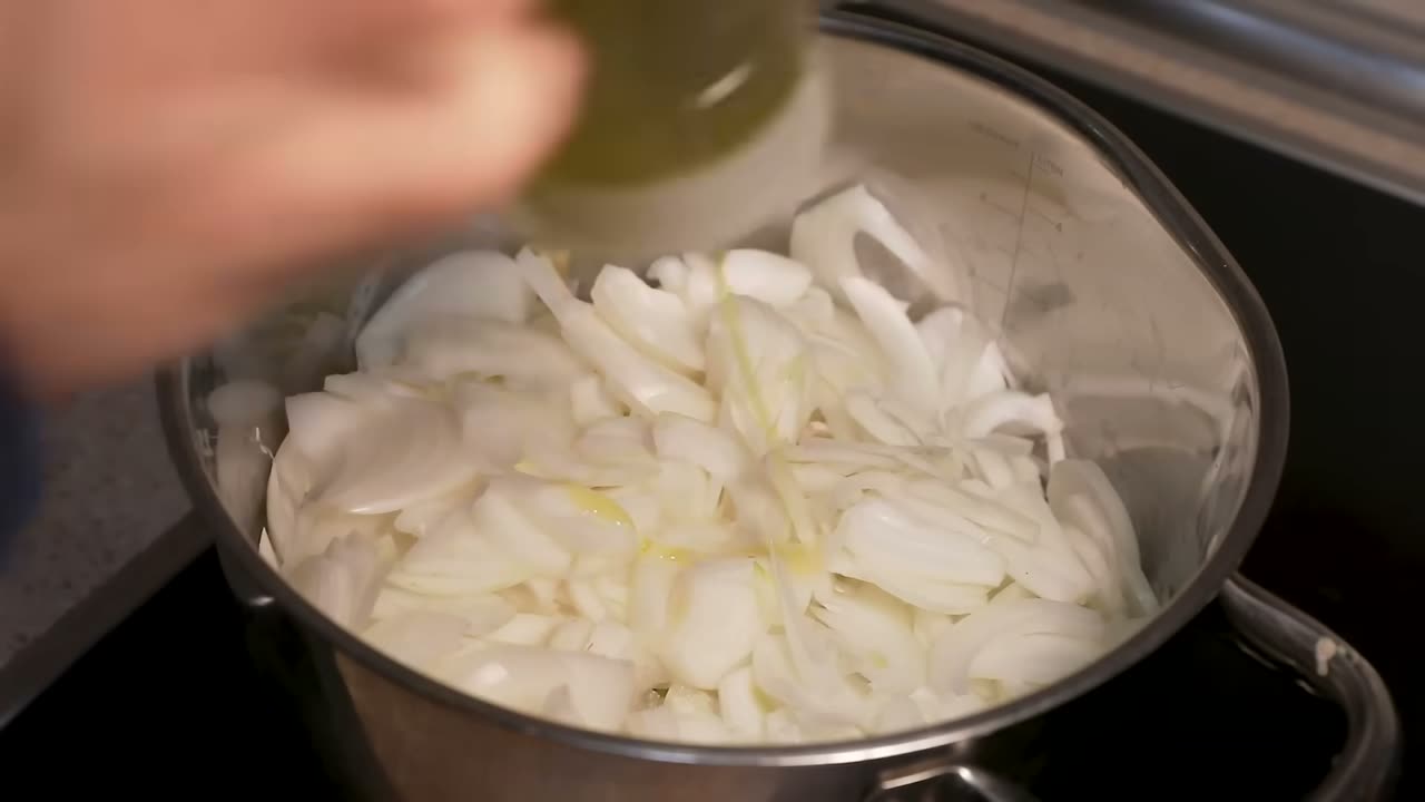 Las cebollas recién cortadas en la cacerola