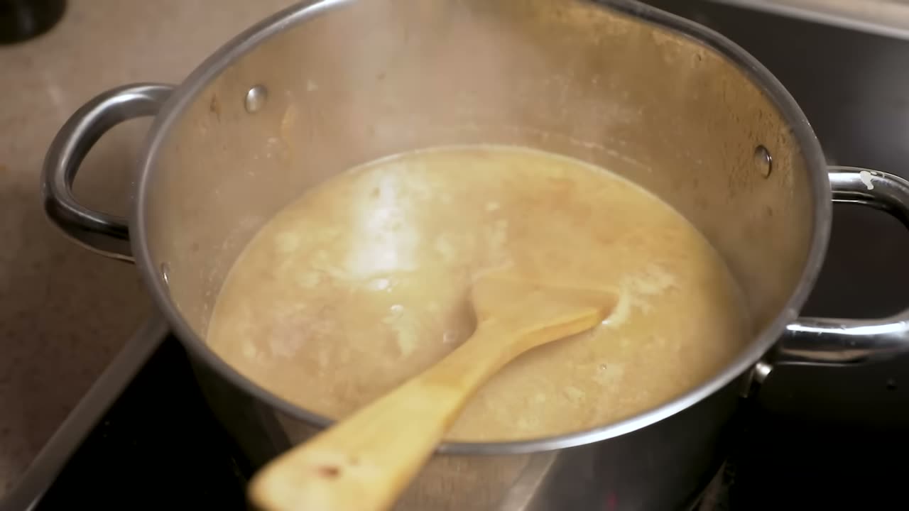 La sopa cociendo con el caldo