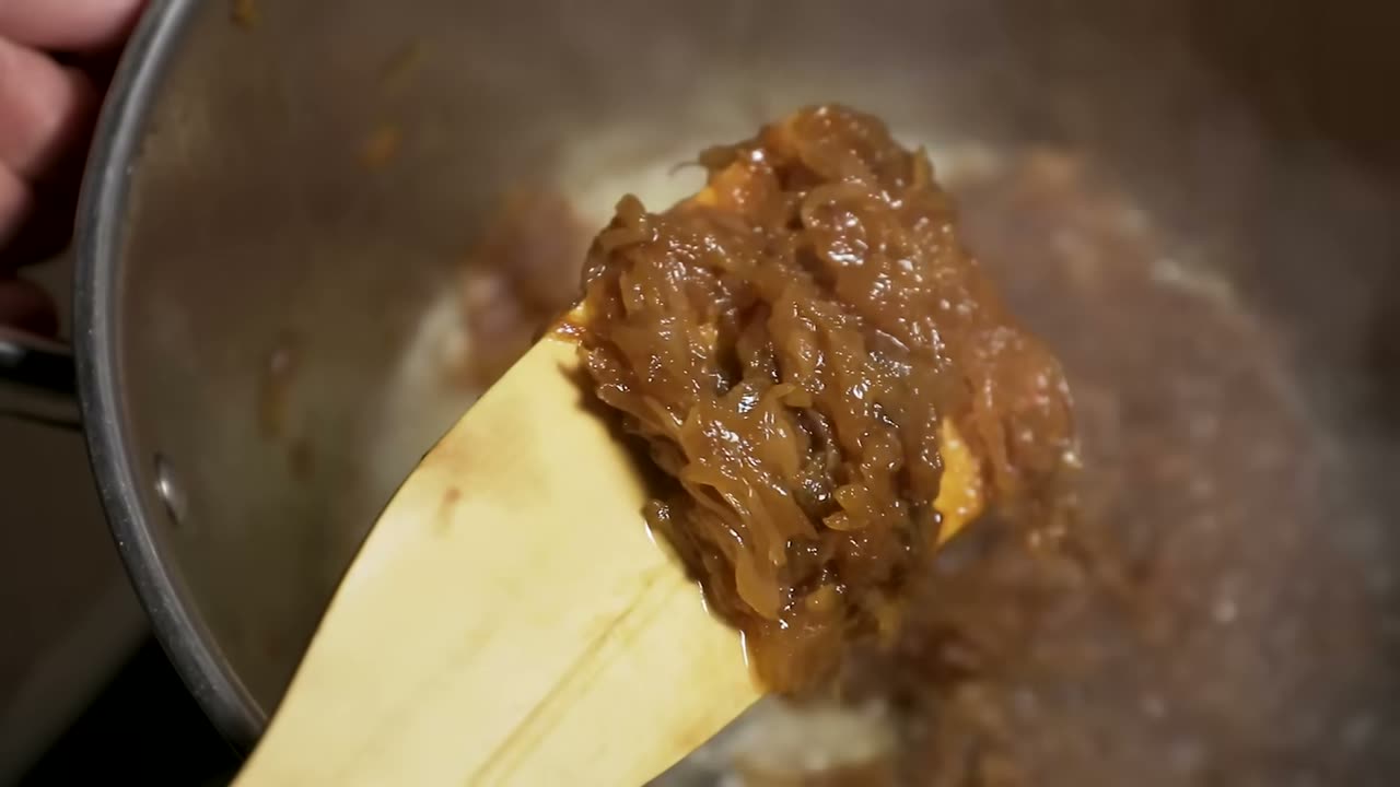 La cebolla ya caramelizada en la espátula